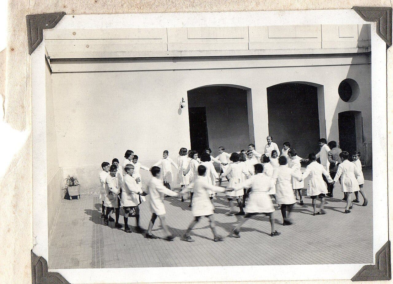Imagen de referencia: patio escolar argentino a mediados del siglo XX