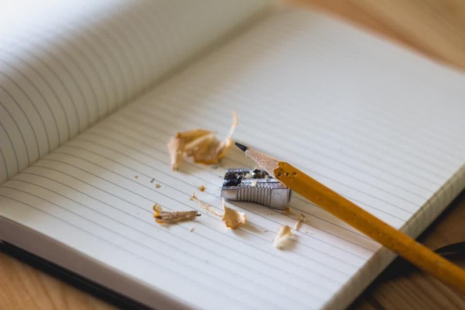 Cuaderno abierto con un lápiz, listo para comenzar