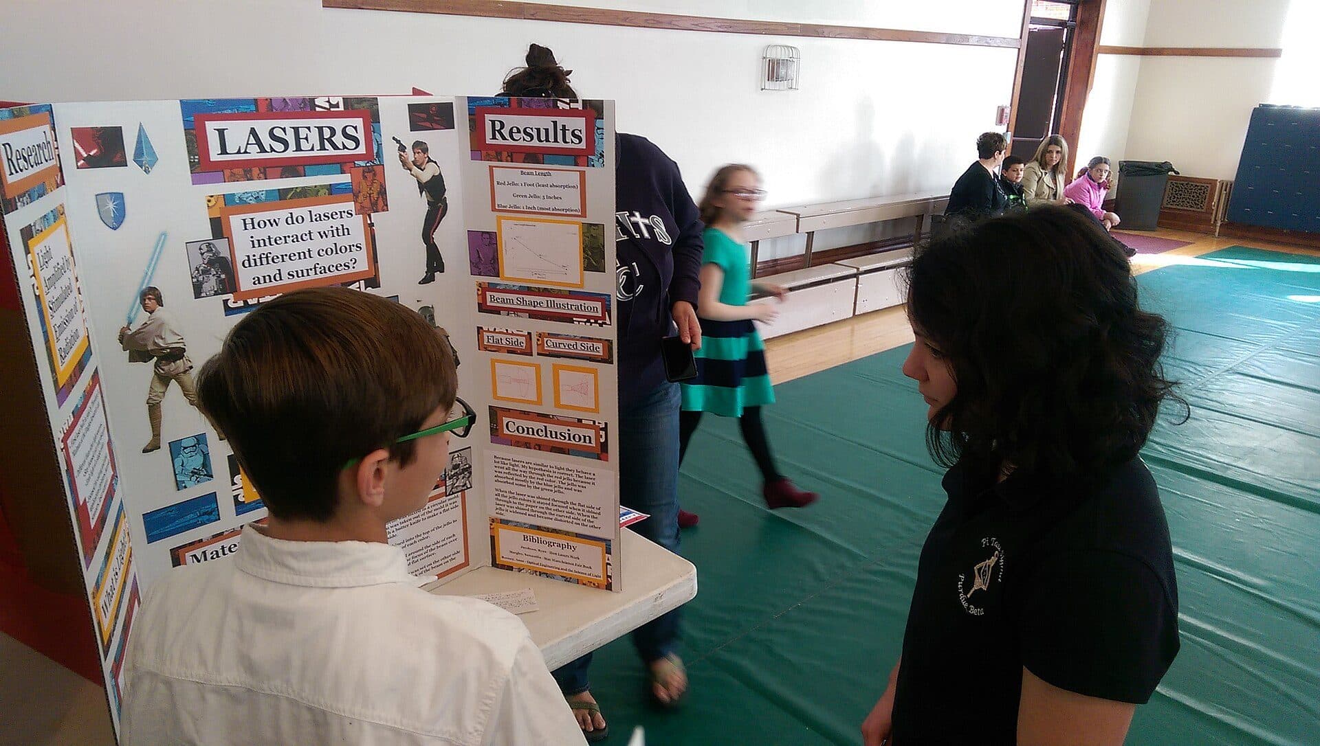 Paneles de un proyecto en una feria de ciencias